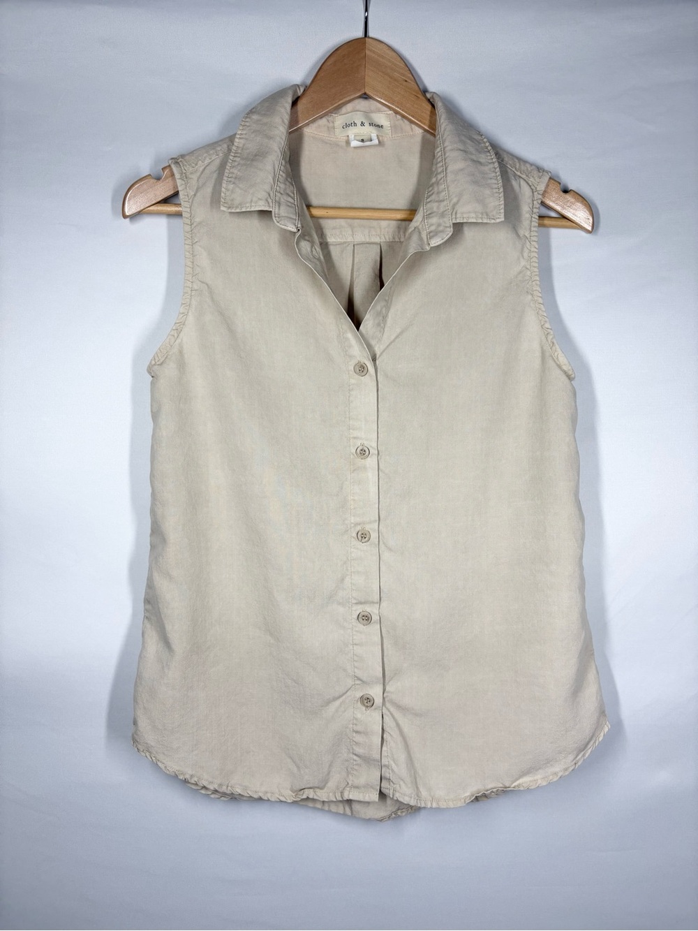 Anthropologie CLOTH & STONE Sleeveless Button-Front Collared Top in Beige. Small